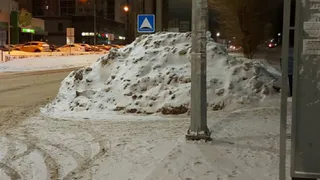 «Ждете, пока насмерть собьют?»: из-за сугробов не видно машин