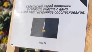 «Те, кто это совершил, нелюди»: уроженец Таджикистана привез две машины цветов к «Крокус Сити Холлу»