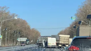 Движение затруднено: на трассе М5 столкнулись “КАМАЗ” и микроавтобус