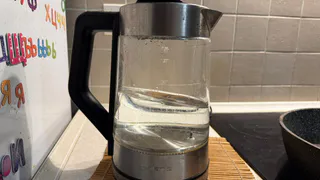 Не уксус: добавляю в чайник и накипь отваливается кусками - лайфхак от друга-химика