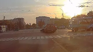 Хотел проскочить на красный: на площади Ленина минивэн протаранил легковушку