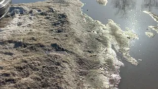 Приплыли! Парковка на Химиков превратилась в огромную лужу