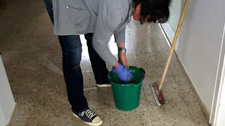 Опытные хозяйки знают, для чего соль нужно насыпать на веник: результат удивит, плюсов множество 