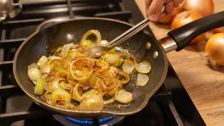 Зачем все шефы добавляют соду при жарке лука: стоит ли игра свеч