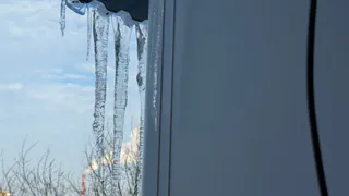 Жителям г. Пензы страшно ходить по ул. М. Горького из-за огромных глыб льда на крышах