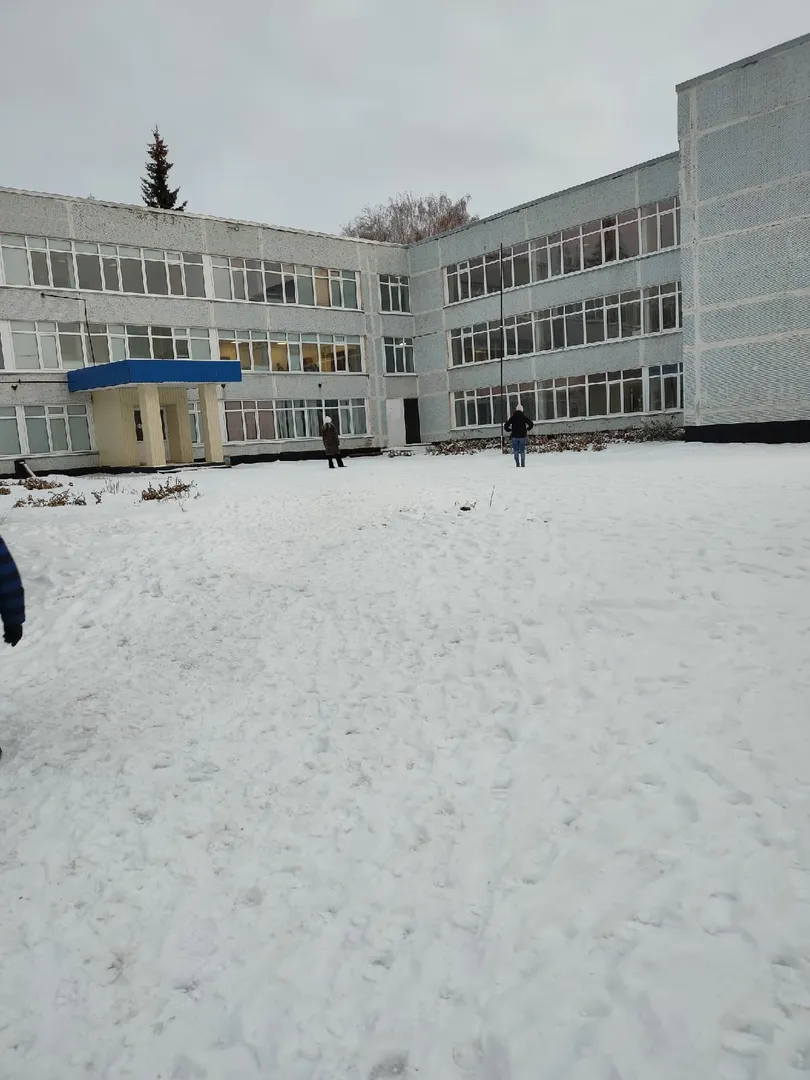 Территория лицея № 14 превратилась в сплошной сугроб