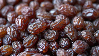 1 столовая ложка — грязь и масляный налет из изюма вытянутся на глазах: мудрые хозяйки моют сухофрукты так