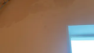 В недавно отремонтированном доме культуры в с. Лопушь течет вода по стенам