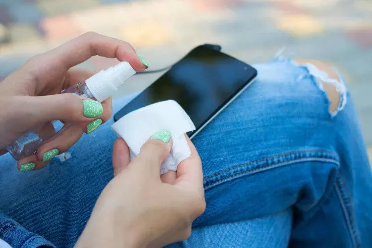 Телефоны оказались в 10 раз грязнее унитазов