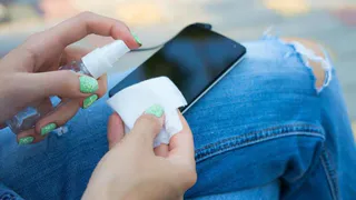 Телефоны оказались в 10 раз грязнее унитазов