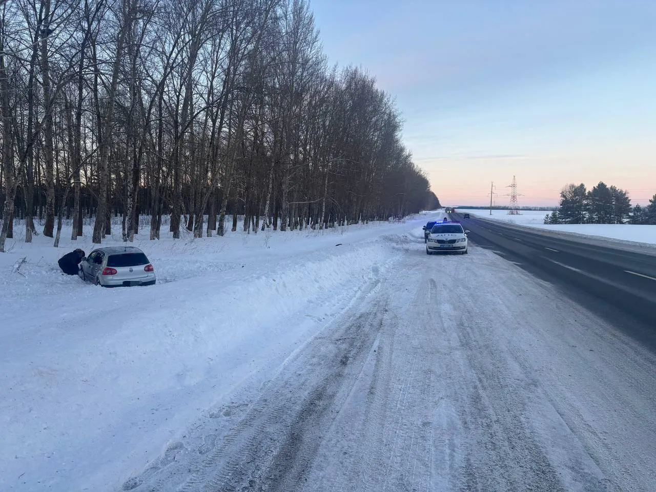 Водитель не справился с управлением на зимней дороге под Нижнекамском: есть пострадавшая