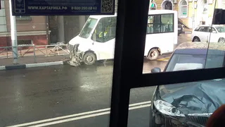 Снова ДТП с маршруткой - на этот раз у ТЦ "Атрон" - видео