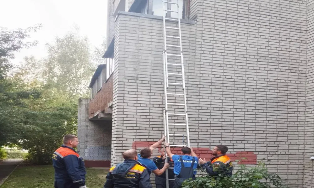 Владимирские спасатели помогли ребёнку выбраться из квартиры с заклинившей дверью