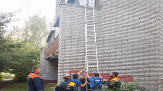 Владимирские спасатели помогли ребёнку выбраться из квартиры с заклинившей дверью