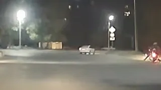 В Рязани мотоциклист с пассажиром врезался в столб. Видео с места ДТП