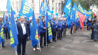 Колонна брянского отделения ЛДПР готовится к Параду Поколений