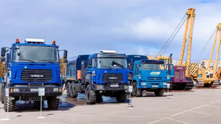 В Коми открылась выставка спецтехники: от мощных трубоукладчиков до роскошных Aurus