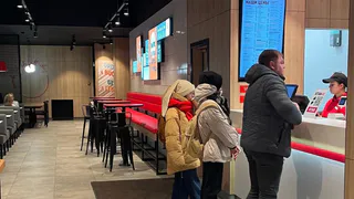 Именно эта привычка за столом говорит о низком интеллекте человека: не позорьтесь