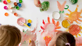 Кризис трех лет: психолог Ника Болзан о том, как правильно реагировать на истерики и агрессию ребенка