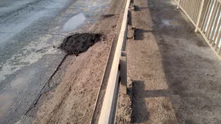 Жители Сыктывкара теряют колёса на опасном мосту