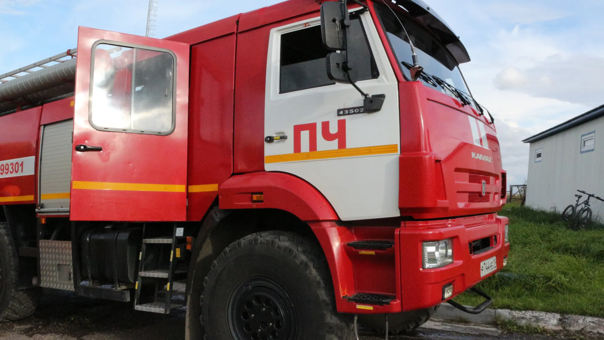 В гаражном кооперативе Глазова сгорел легковой автомобиль