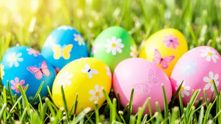 Не луковая шелуха и не куркума: вот как умные хозяйки красят яйца на Пасху - каждый раз уникальный цвет