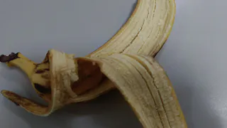 Всю зиму складываю банановую кожуру в морозилку. Весной у меня готово 3 кг удобрений