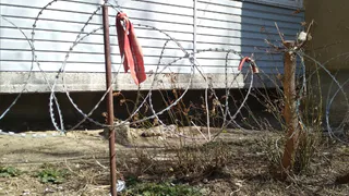 Во дворе на улице Радищева дети играют в метре от колючей проволоки