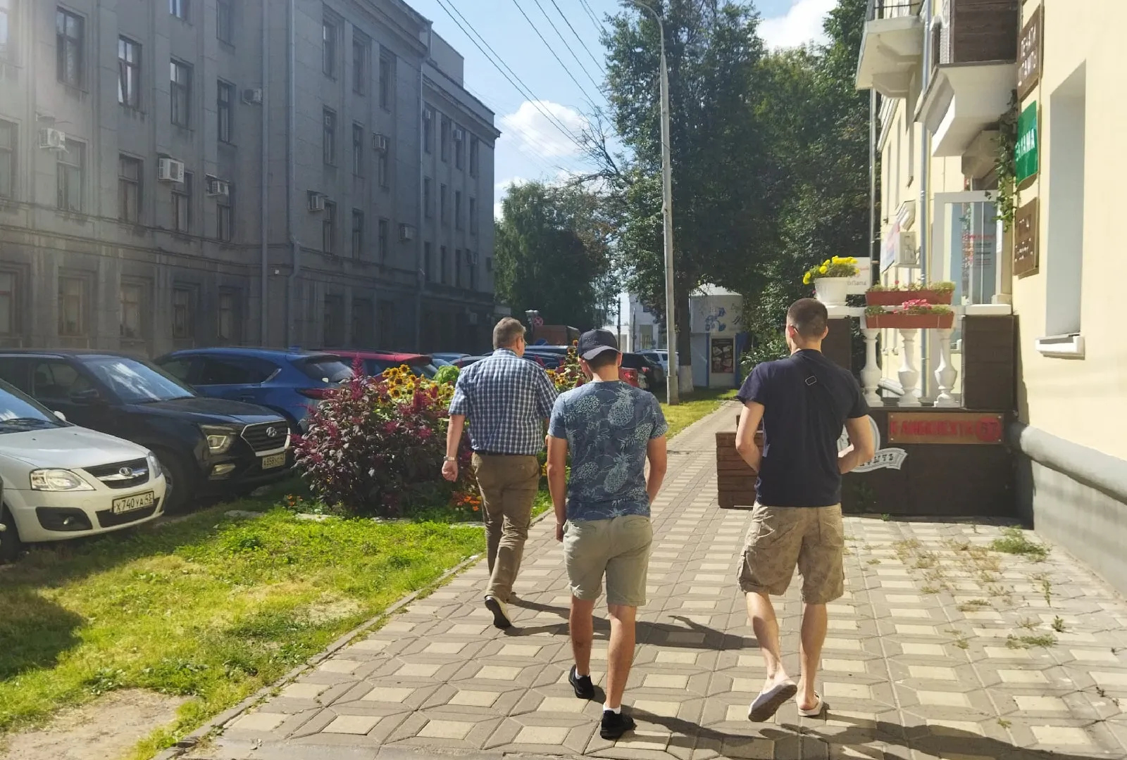 2 секунды при встрече - и мужчина как на ладони: этот жест выдает его реальное отношение к вам