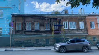 На улице Почтовой в Рязани сбивают декор со старинного здания