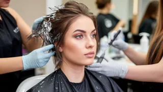 Не закрашивайте седину в салонах: мудрые колористы давно делают окрашивание по этому методу - выглядит дорого и ухоженно