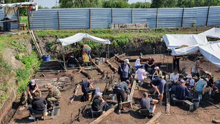 На раскопках в Рязанском кремле археологи нашли серьги, сумку и кошелек XV века