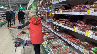 Роскачество назвало "Докторскую": такой колбасе — место в ведре для отходов, а не в новогоднем оливье