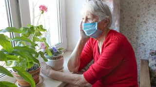 Непривитых брянских пенсионеров отправили на самоизоляцию