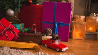 Как жители Челябинской области тратят деньги на новогодние подарки: рекордные продажи айфонов и другие тренды 2024 года