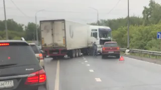 Движение затруднено: на Южной окружной столкнулись 3 автомобиля