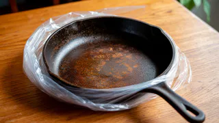 Засовываю сковородку в пакет – и многолетний нагар уходит всего за минуту: не пришлось покупать новую