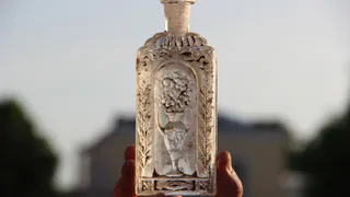 Рязанские археологи нашли бутылку 120-летнего масла и 100-летний зубной порошок