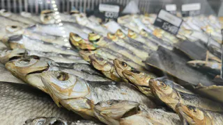 Вместо вкусного блюда - отрава: эту рыбу нельзя подавать к столу, а мы ее едим еще и детям подаем