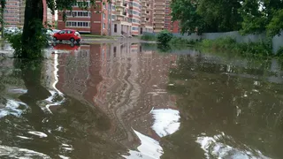 Последствия дождя: после ливня жители Станкозаводской не могут выйти из дома