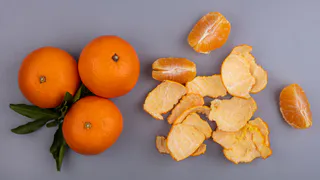 Мандариновые корки заливаю уксусом — и всю зиму радуюсь своей находчивости: гениальный лайфхак для хозяек