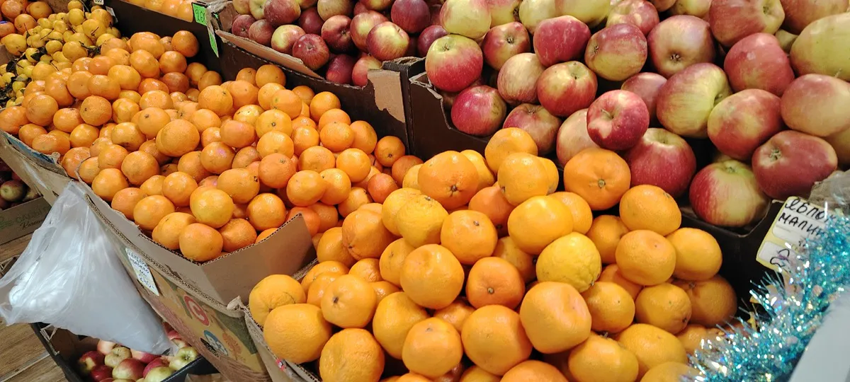 Хитрые продавцы выбирают мандарины себе домой только так: запоминайте 3 секрета