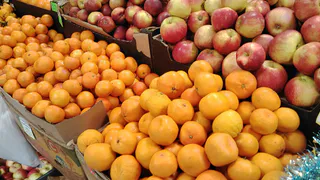 Хитрые продавцы выбирают мандарины себе домой только так: запоминайте 3 секрета