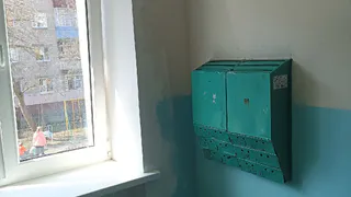 В Дядькове двое неизвестных бросили собаку в подъезде, привязав к перилам  