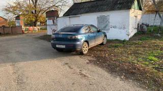 Годами ржавеют под окнами: в Рязани наконец взялись за брошенные машины, но решение вызывает споры