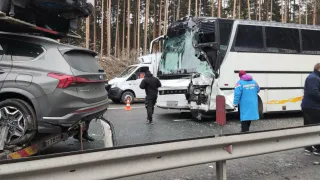 На трассе М-5 под Миассом автобус с детьми попал в аварию при столкновении с эвакуатором
