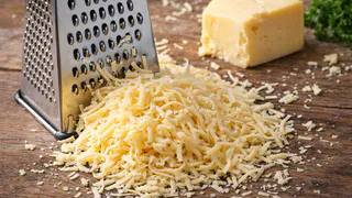 Натёрла сыр через такой пакет — тёрка осталась чистой: способ удивил и оказался рабочим