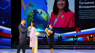 Губернатор отметил выдающихся педагогов региона