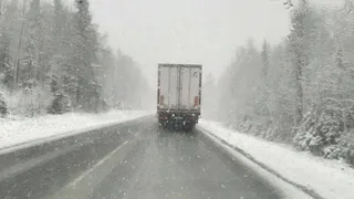 Челябинскую область снова заметает снегом