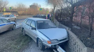 В Магнитогорске машина впечаталась в бетонный забор